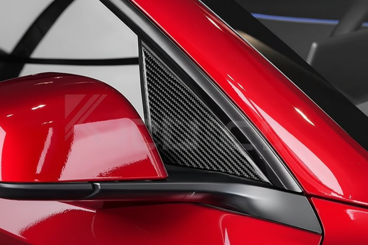 Gros plan sur un panneau de carrosserie rouge avec une garniture d'aération latérale texturée en fibre de carbone noire et un contour de fenêtre noir brillant.