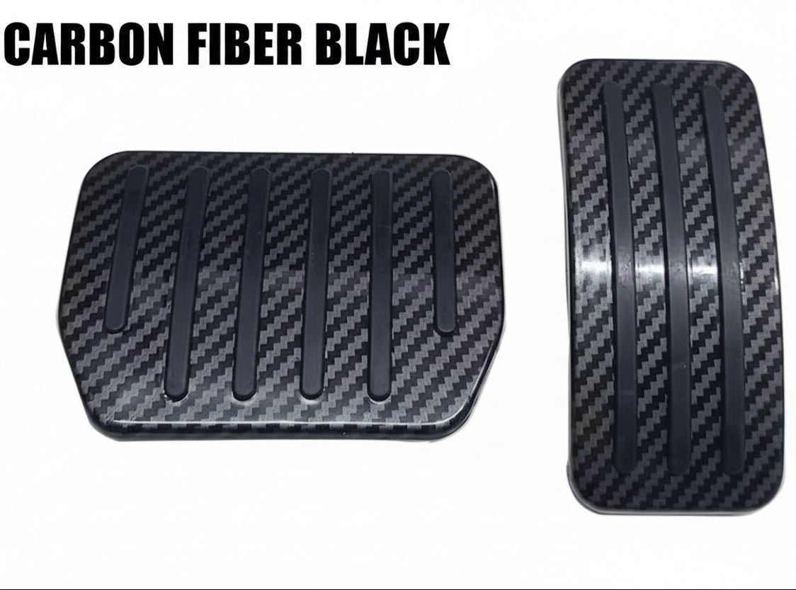 Deux couvre-pédales de véhicule en fibre de carbone noire texturée, présentés sur un fond blanc uni.
