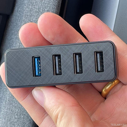 Tesla Model 3-fach USB-Hub und Schnellladestation für Handschuhfächer TESLARY Tesla Shop Zubehör Europa Niederlande Dublin Cork Irland Deutschland Spanien Alicante Frankreich Italien