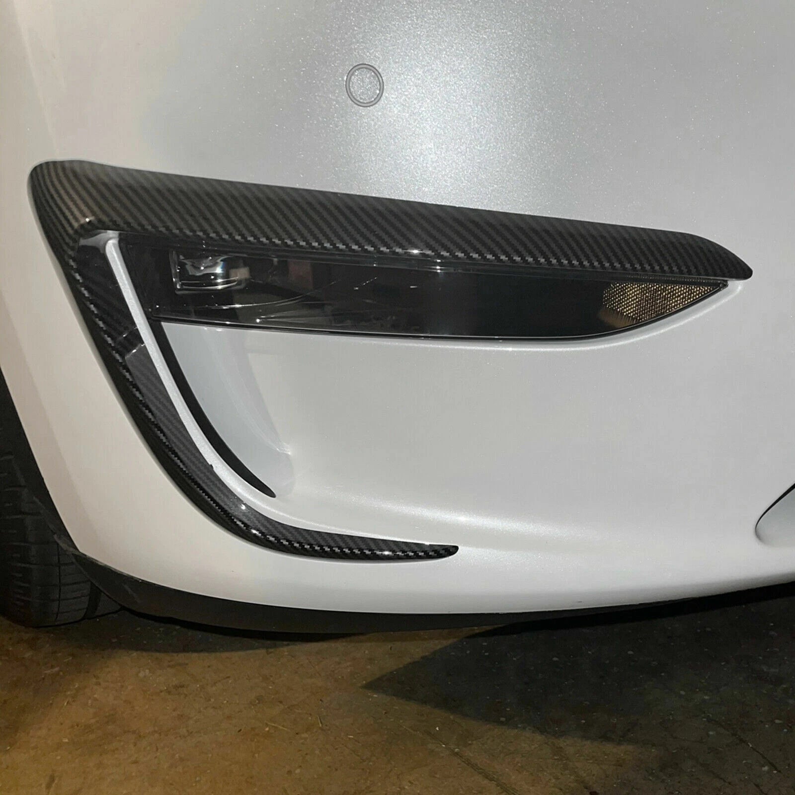 Tesla Model 3 / Y Mistlampen Windsplitter in Carbon Black Mat en Glanzend - TESLARY Tesla Shop Accessoires Europa Nederlands Dublin Cork Ierland Duitsland Spanje Alicante Frankrijk Italië