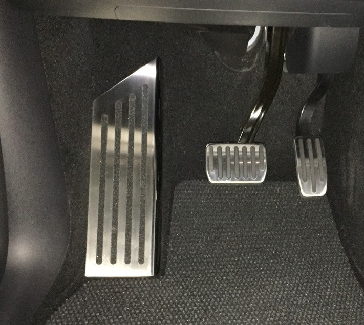 Tesla Model Y 2021 - 2025 Black & Silver / Chrome Foot Rest Pedal - TESLARY Tesla Shop Accessories Europe Nederlands Dublin Cork Ireland Deutschland Espana Alicante France Italia