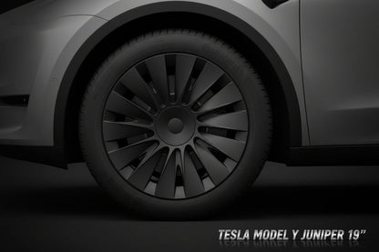 Gros plan sur une roue de voiture avec une jante et un pneu noirs.