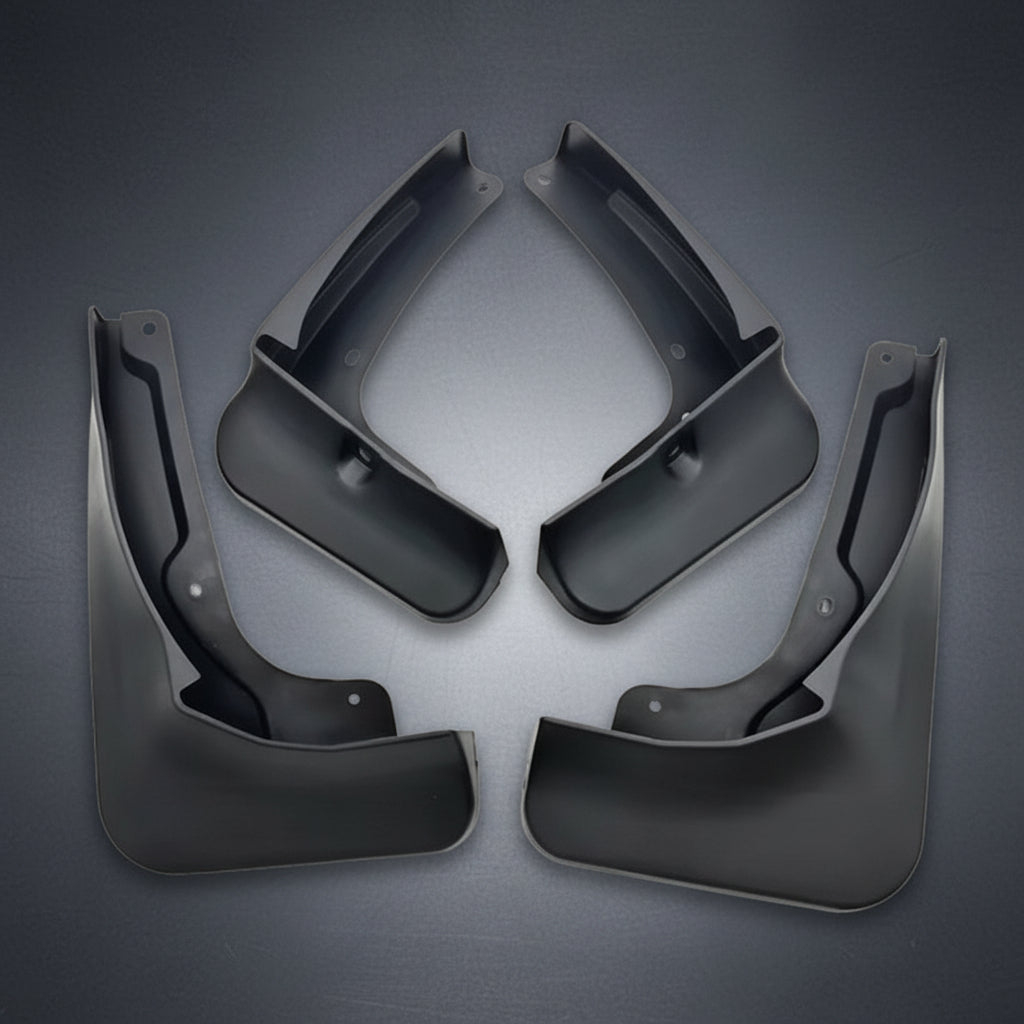 Quatre bavettes de protection noires en plastique pour véhicules, disposées symétriquement sur un fond blanc uni.