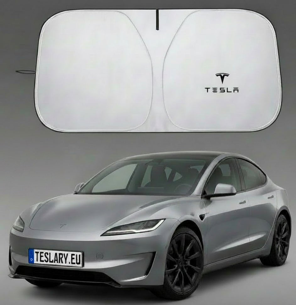 Une Tesla argentée est présentée avec un grand pare-soleil blanc au-dessus, dont une vue repliée est visible à gauche. Le logo Tesla noir est imprimé sur le pare-soleil.